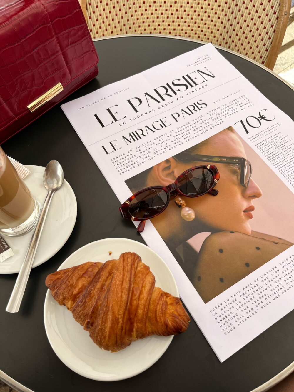 Lunettes de soleil vintage des années 80 de la marque emblématique Pierre Cardin. Monture en acétate écaillé marron et rouge fabriquée main en France d'un savoir-faire lunetier authentique, avec des verres bruns fantastiques.