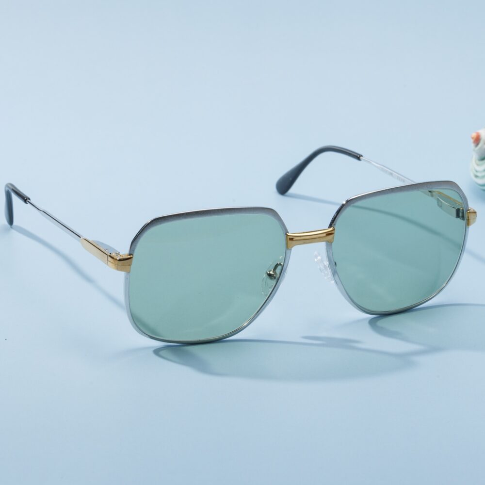 Lunettes de soleil vintage des années 60 de la marque Elan. Monture en acier argenté et doré fabriquée main en France d'un savoir-faire lunetier authentique, avec des verres verts fantastiques. Les lunettes Elan sont toutes fabriquées à la main, avec des matériaux soigneusement choisis.