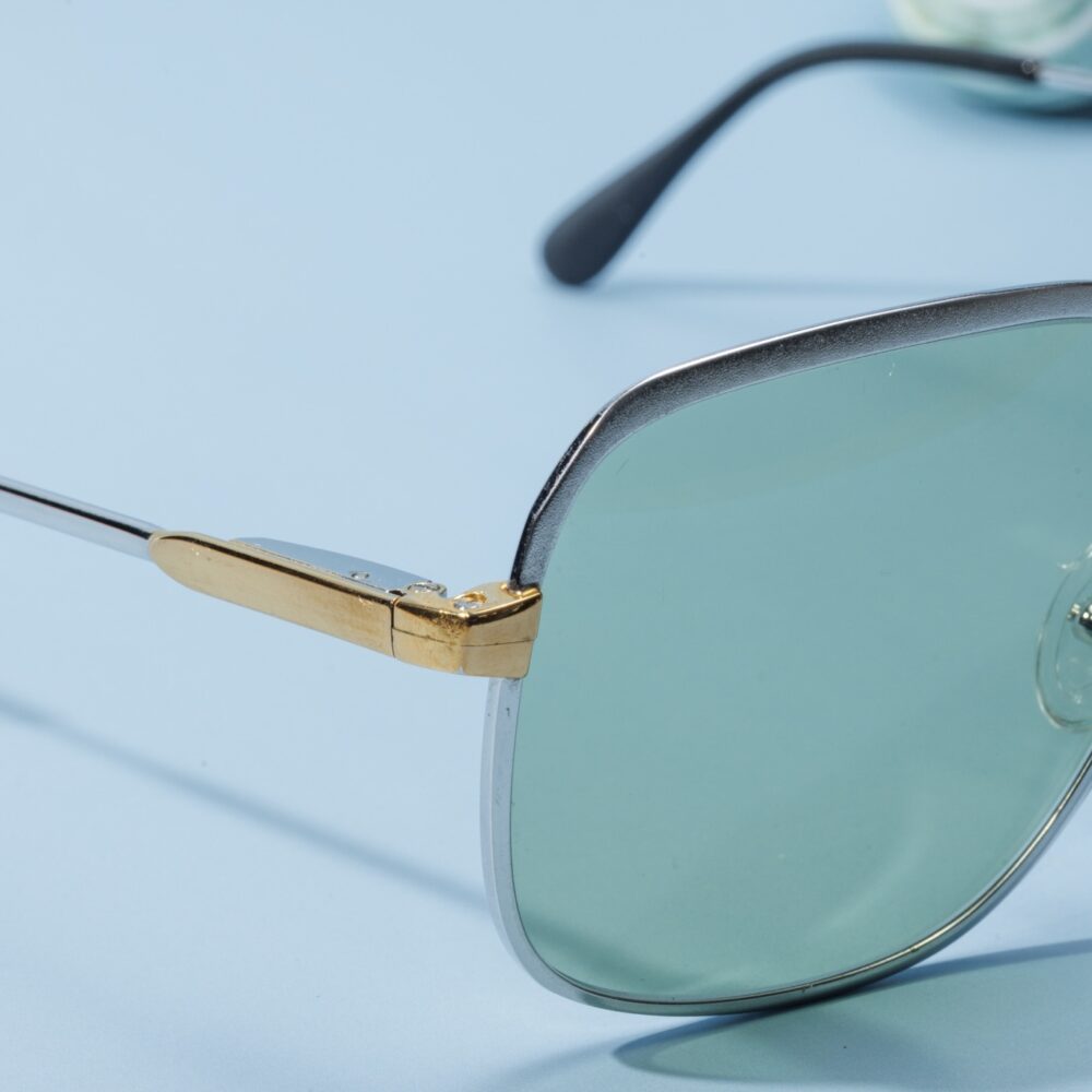 Lunettes de soleil vintage des années 60 de la marque Elan. Monture en acier argenté et doré fabriquée main en France d'un savoir-faire lunetier authentique, avec des verres verts fantastiques. Les lunettes Elan sont toutes fabriquées à la main, avec des matériaux soigneusement choisis.