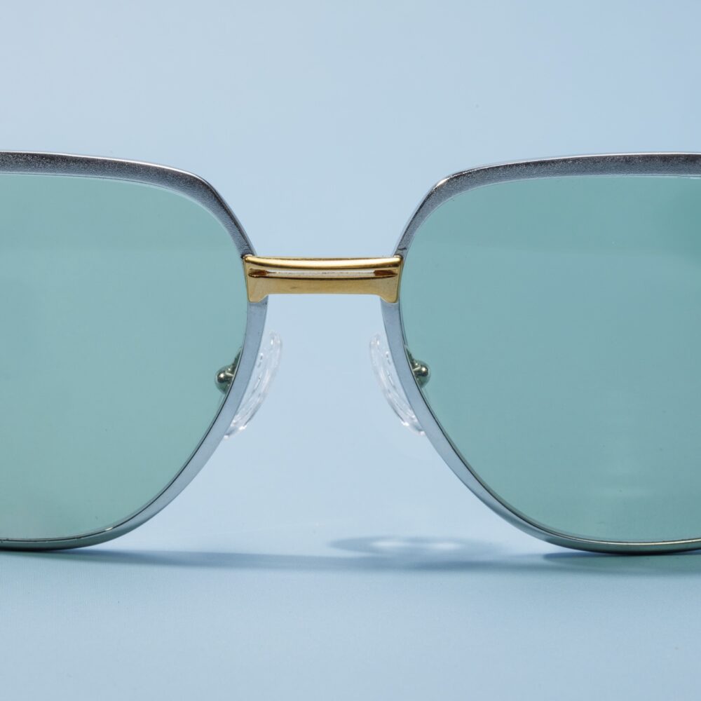 Lunettes de soleil vintage des années 60 de la marque Elan. Monture en acier argenté et doré fabriquée main en France d'un savoir-faire lunetier authentique, avec des verres verts fantastiques. Les lunettes Elan sont toutes fabriquées à la main, avec des matériaux soigneusement choisis.