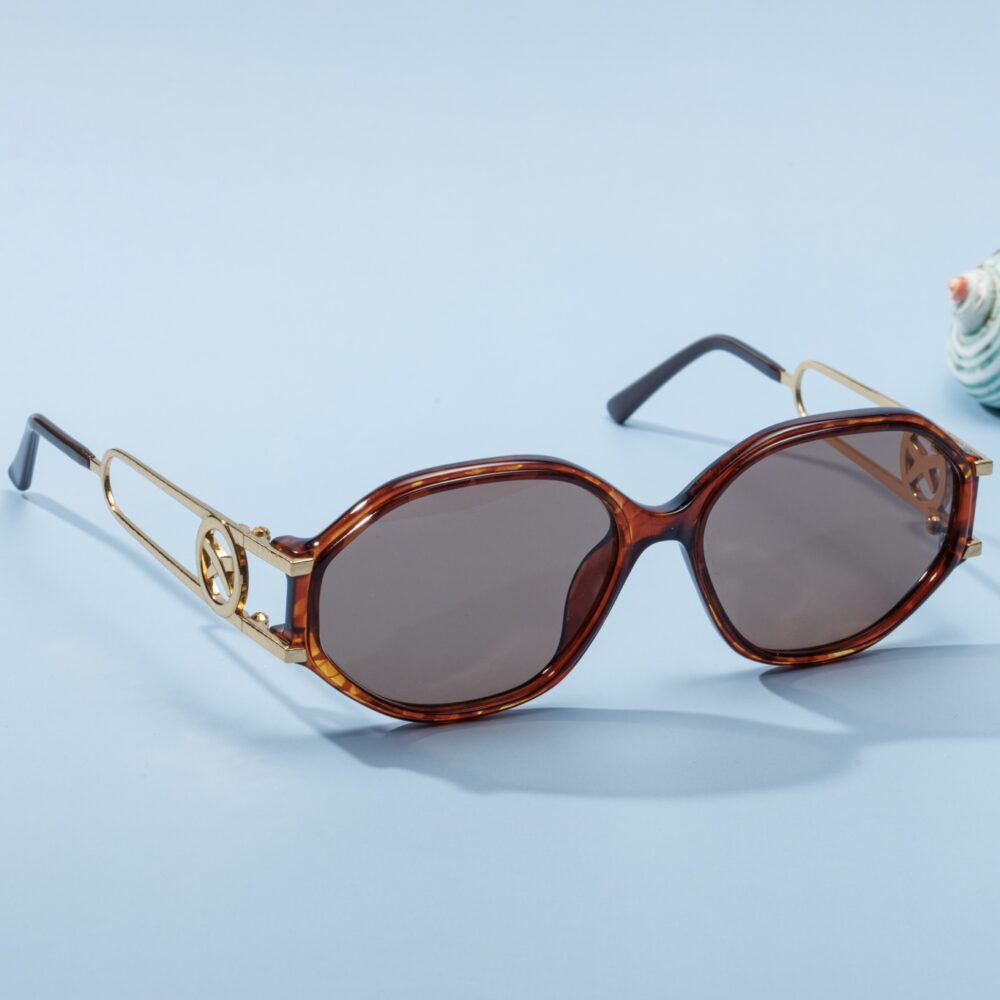 Lunettes de soleil vintage des années 80 de la marque Paloma Picasso. Monture en acier doré et en acétate brun fabriquée main en Allemagne d'un savoir-faire lunetier authentique, avec des verres bruns fantastiques. Les lunettes Paloma Picasso sont toutes fabriquées à la main, avec des matériaux soigneusement choisis.