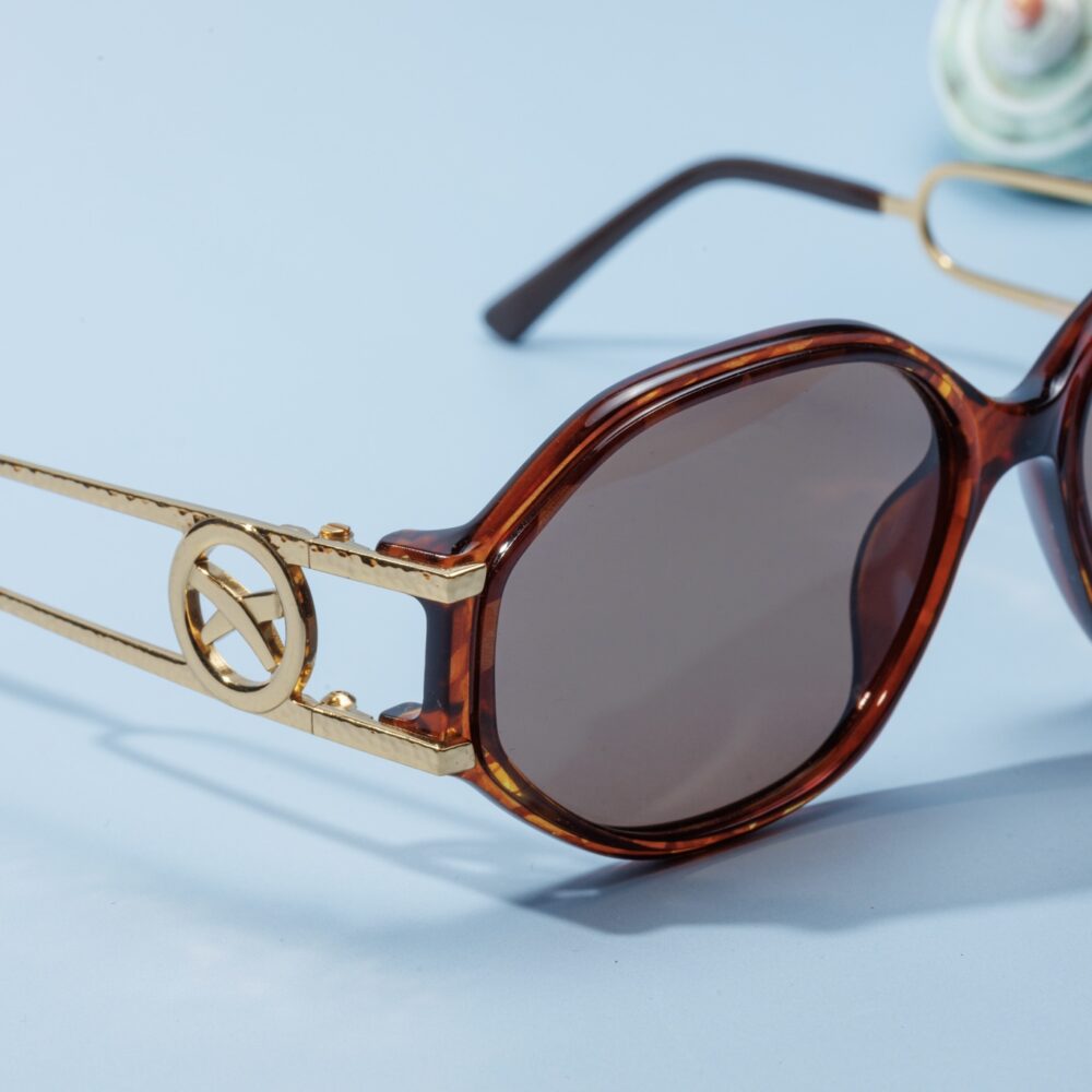 Lunettes de soleil vintage des années 80 de la marque Paloma Picasso. Monture en acier doré et en acétate brun fabriquée main en Allemagne d'un savoir-faire lunetier authentique, avec des verres bruns fantastiques. Les lunettes Paloma Picasso sont toutes fabriquées à la main, avec des matériaux soigneusement choisis.