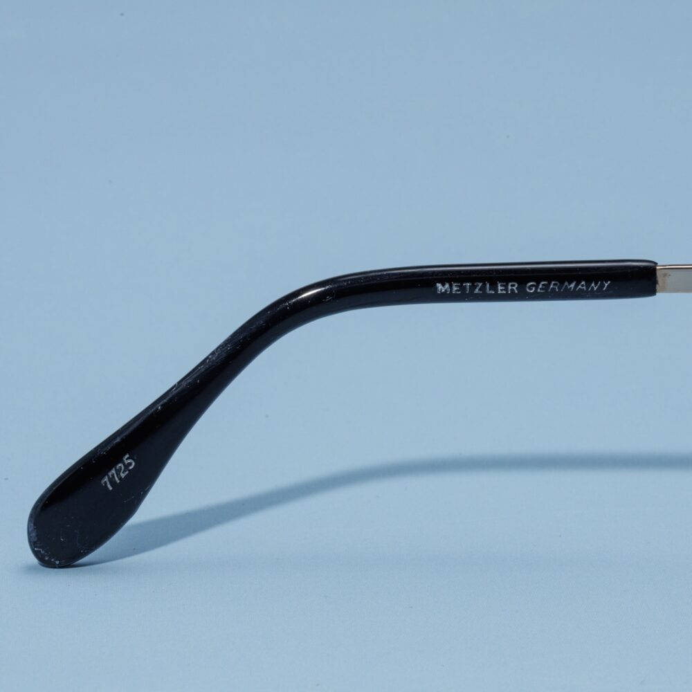 Lunettes de soleil vintage des années 80 de la marque Metzler. Monture en acier doré fabriquée main en Allemagne d'un savoir-faire lunetier authentique, avec des verres bleus fantastiques. Les lunettes Metzler sont toutes fabriquées à la main, avec des matériaux soigneusement choisis.