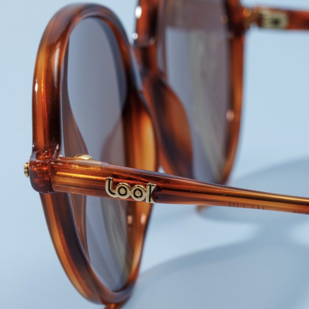 Lunettes de soleil vintage des années 80 de la marque Look. Monture en acier doré et acétate écaillé marron fabriquée main en Italie d'un savoir-faire lunetier authentique, avec des verres bruns fantastiques. Les lunettes Look sont toutes fabriquées à la main, avec des matériaux soigneusement choisis.