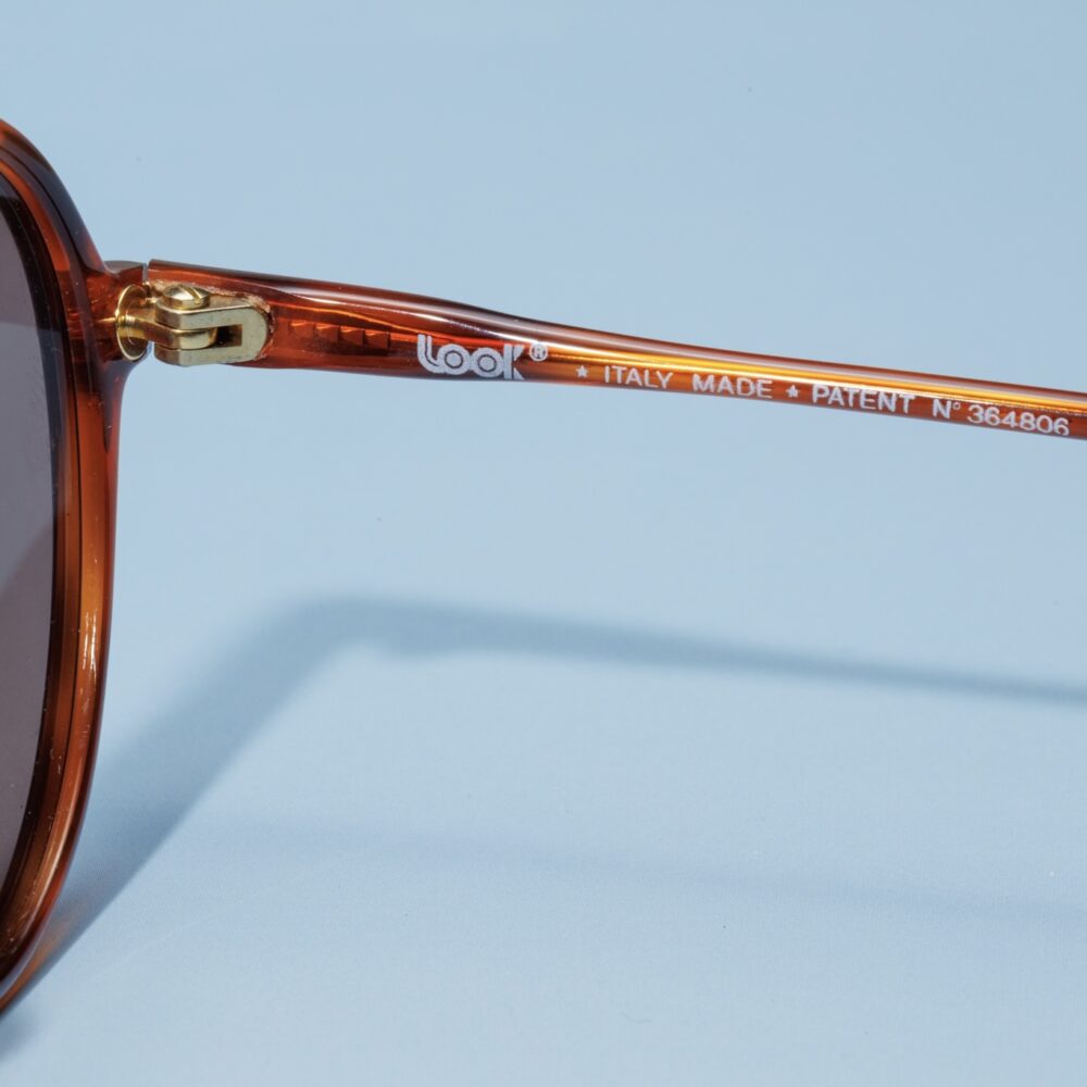 Lunettes de soleil vintage des années 80 de la marque Look. Monture en acier doré et acétate écaillé marron fabriquée main en Italie d'un savoir-faire lunetier authentique, avec des verres bruns fantastiques. Les lunettes Look sont toutes fabriquées à la main, avec des matériaux soigneusement choisis.
