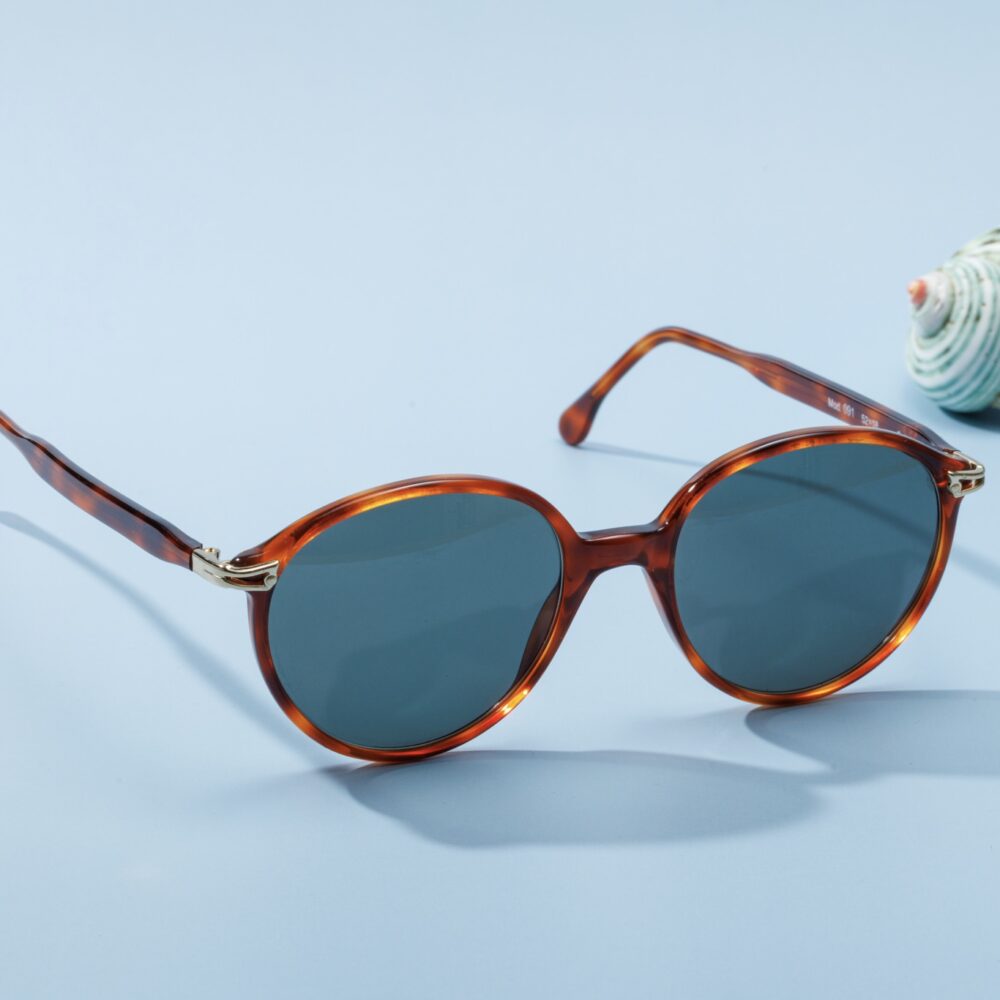 Lunettes de soleil vintage des années 80 de la marque Look. Monture en acier doré et acétate écaillé marron fabriquée main en Italie d'un savoir-faire lunetier authentique, avec des verres bleus fantastiques. Les lunettes Look sont toutes fabriqués à la main, avec des matériaux soigneusement choisis.