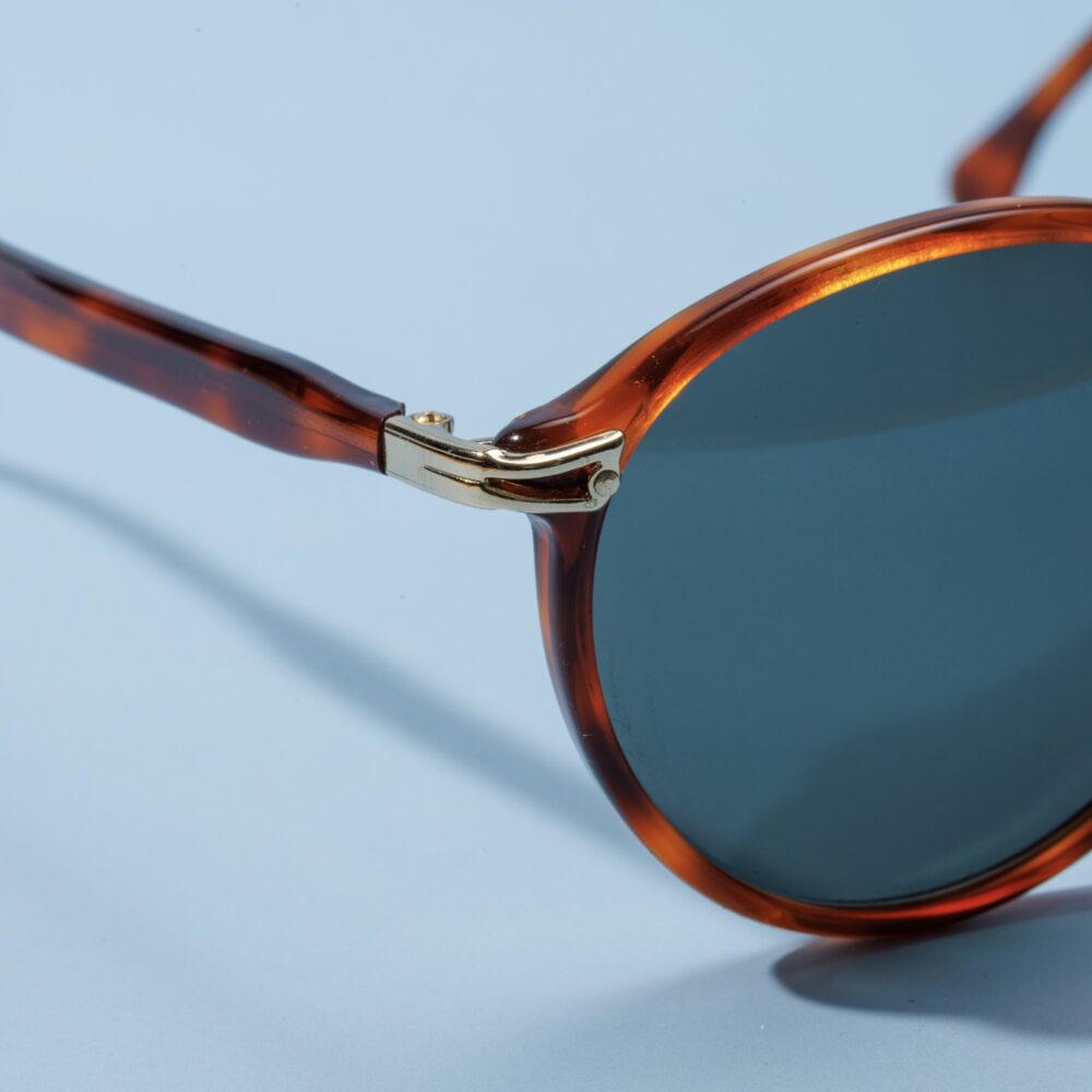Lunettes de soleil vintage des années 80 de la marque Look. Monture en acier doré et acétate écaillé marron fabriquée main en Italie d'un savoir-faire lunetier authentique, avec des verres bleus fantastiques. Les lunettes Look sont toutes fabriqués à la main, avec des matériaux soigneusement choisis.