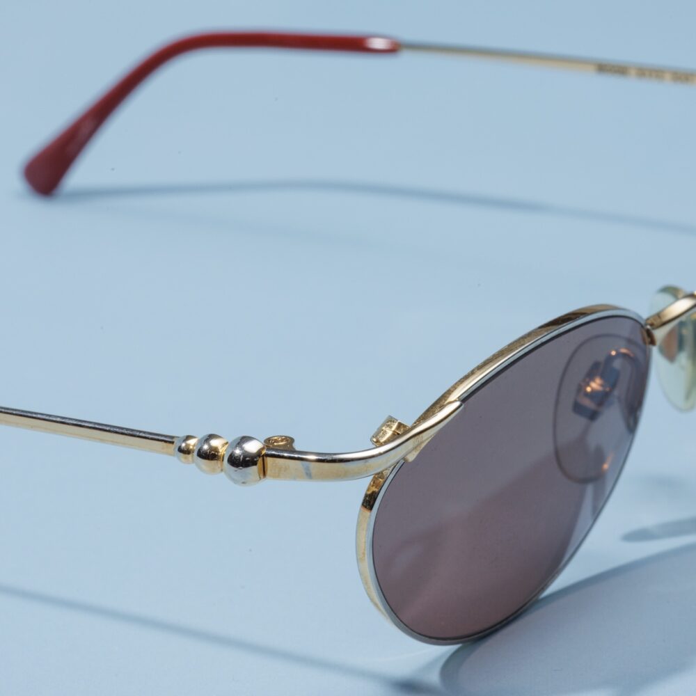 Lunettes de soleil vintage des années 2000 de la prestigieuse marque Kenzo. Monture en acier argenté et doré fabriquée main en France d'un savoir-faire lunetier authentique, avec des verres bruns fantastiques. Les lunettes Kenzo sont toutes fabriqués à la main, avec des matériaux soigneusement choisis.