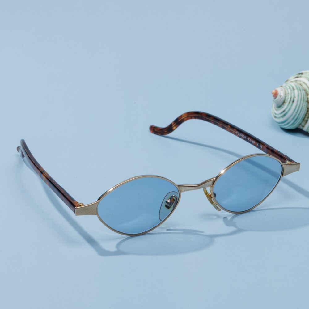 Lunettes de soleil vintage des années 2000 de la prestigieuse marque Kenzo. Monture en acier doré et acétate écaillé marron fabriquée main en France d'un savoir-faire lunetier authentique, avec des verres bleus fantastiques. Les lunettes Kenzo sont toutes fabriqués à la main, avec des matériaux soigneusement choisis.