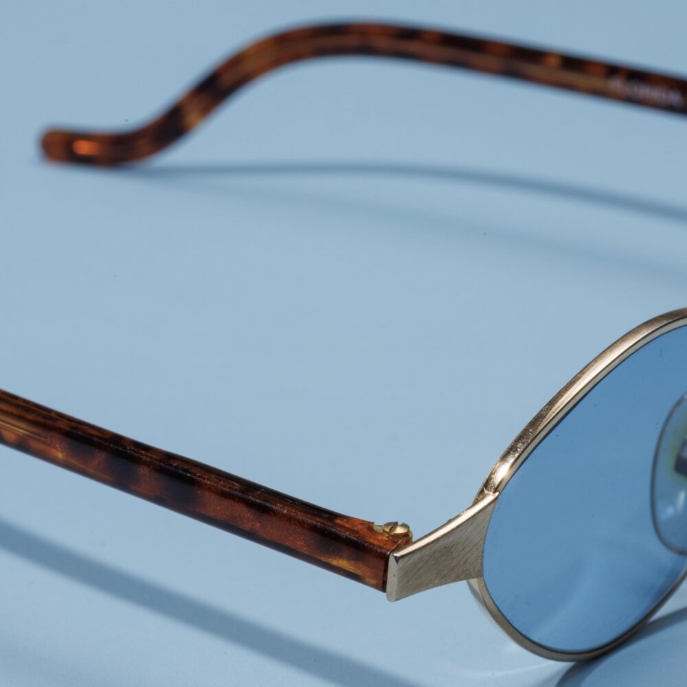 Lunettes de soleil vintage des années 2000 de la prestigieuse marque Kenzo. Monture en acier doré et acétate écaillé marron fabriquée main en France d'un savoir-faire lunetier authentique, avec des verres bleus fantastiques. Les lunettes Kenzo sont toutes fabriqués à la main, avec des matériaux soigneusement choisis.