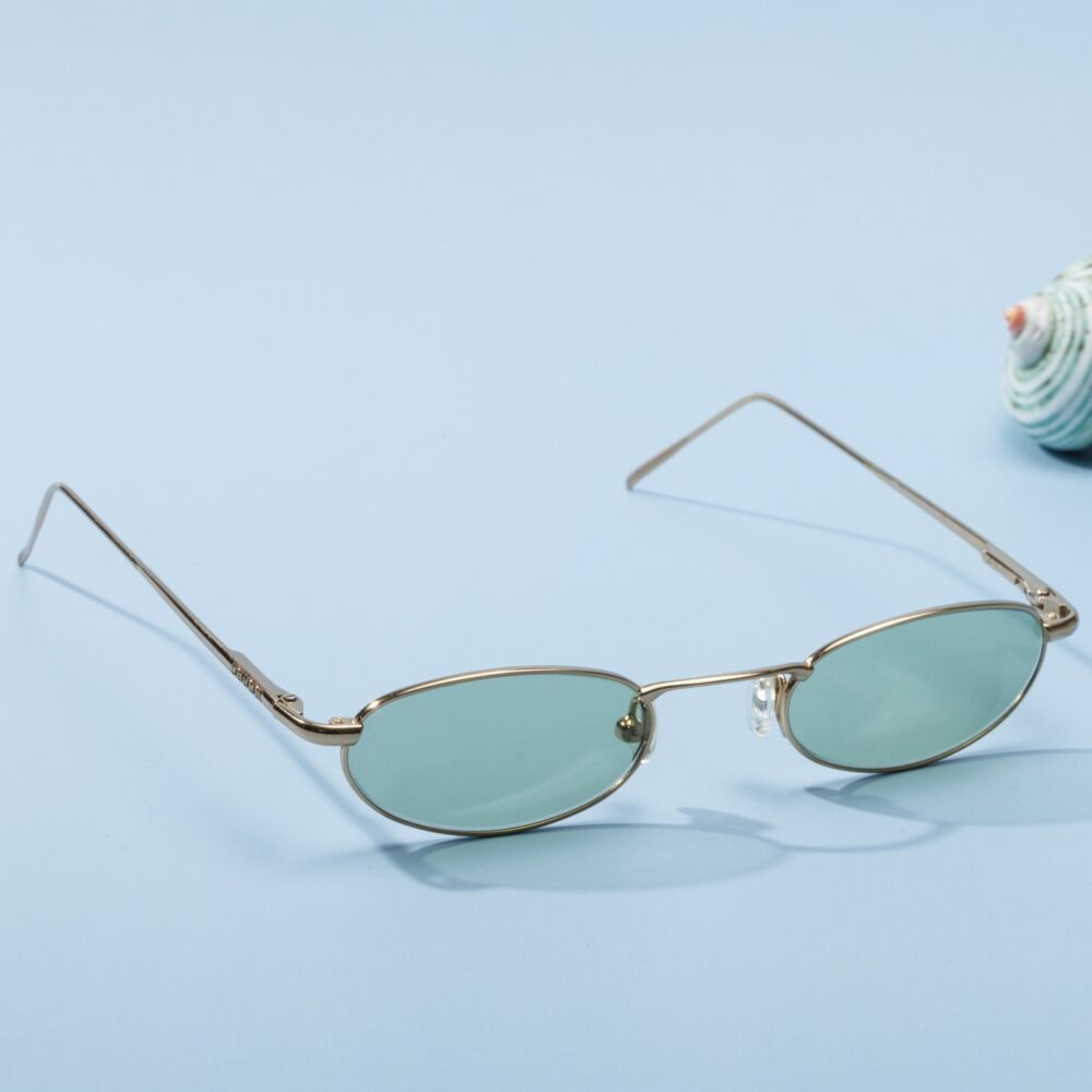 Lunettes de soleil vintage des années 90 de la prestigieuse maison de luxe Gucci. Monture en acier doré fabriquée main en Italie d'un savoir-faire lunetier authentique, avec des verres verts fantastiques. Les lunettes Gucci sont toutes fabriqués à la main, avec des matériaux soigneusement choisis.