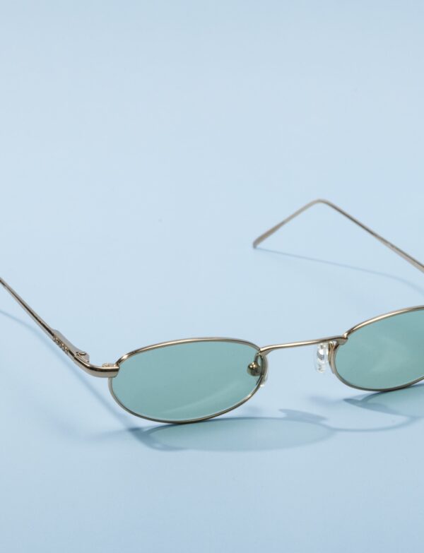 Lunettes de soleil vintage des années 90 de la prestigieuse maison de luxe Gucci. Monture en acier doré fabriquée main en Italie d'un savoir-faire lunetier authentique, avec des verres verts fantastiques. Les lunettes Gucci sont toutes fabriqués à la main, avec des matériaux soigneusement choisis.