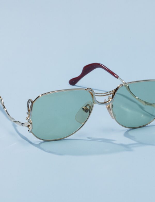 Lunettes de soleil pilote vintage des années 80 de la marque emblématique Colani. Monture en acier argenté et doré fabriquée main en France d'un savoir-faire lunetier authentique, avec des verres verts fantastiques.