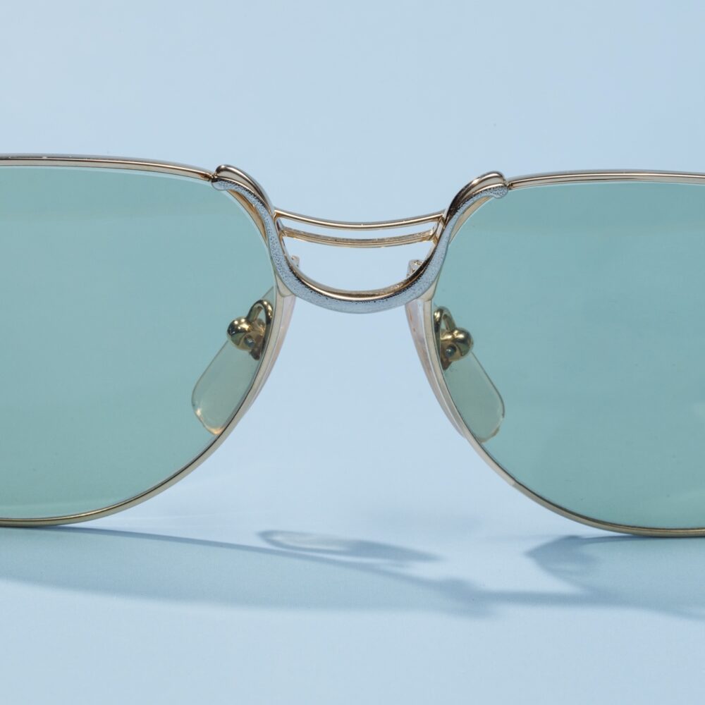 Lunettes de soleil pilote vintage des années 80 de la marque emblématique Colani. Monture en acier argenté et doré fabriquée main en France d'un savoir-faire lunetier authentique, avec des verres verts fantastiques.