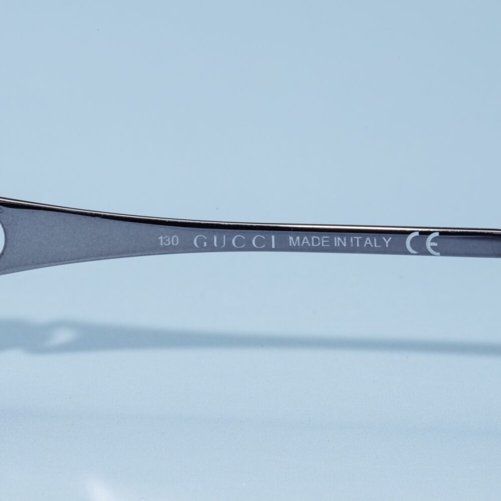 Lunettes de soleil vintage des années 90 de la prestigieuse maison de luxe Gucci. Monture en acier argenté et acétate rouge pailleté fabriquée main en Italie d'un savoir-faire lunetier authentique, avec des verres noirs fantastiques.