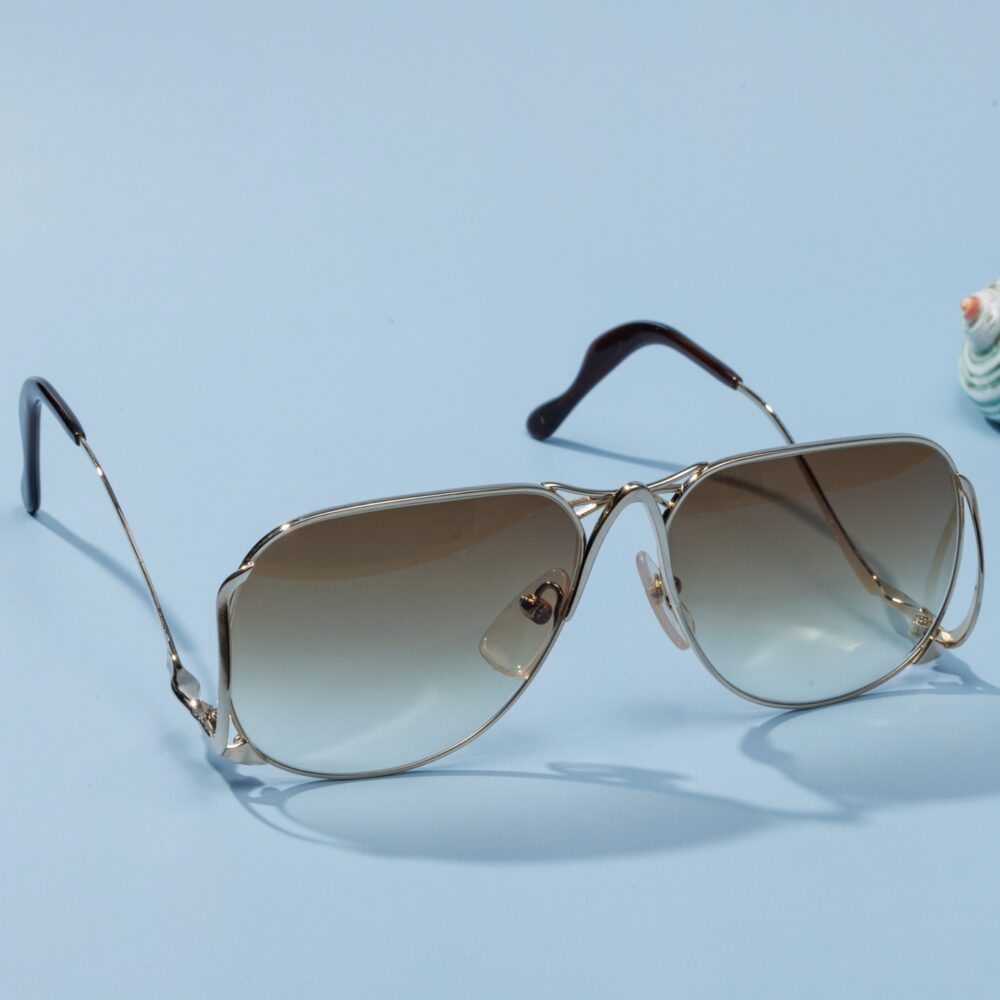 Lunettes de soleil pilote vintage des années 80 de la marque emblématique Colani. Monture en acier doré fabriquée main en France d'un savoir-faire lunetier authentique, avec des verres bruns dégradés fantastiques. Les lunettes Colani sont tous fabriqués à la main, avec des matériaux soigneusement choisis.