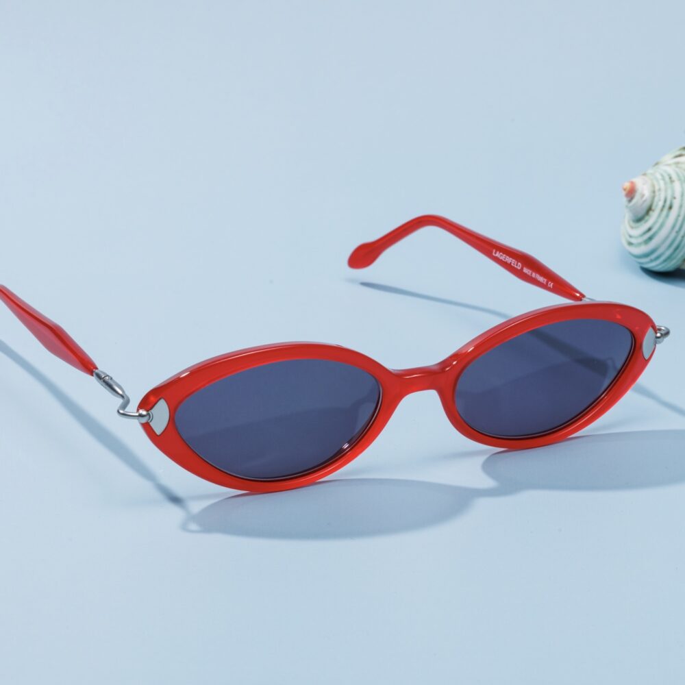 Lunettes de soleil vintage des années 90 de la marque Karl Lagerfeld. Monture en acier argenté et acétate rouge fabriquée main en France d'un savoir-faire lunetier authentique, avec des verres noirs fantastiques.