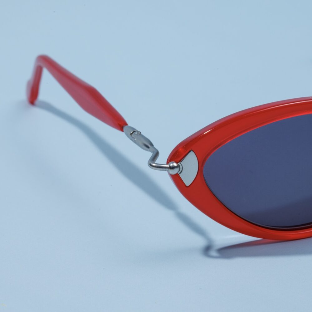 Lunettes de soleil vintage des années 90 de la marque Karl Lagerfeld. Monture en acier argenté et acétate rouge fabriquée main en France d'un savoir-faire lunetier authentique, avec des verres noirs fantastiques.