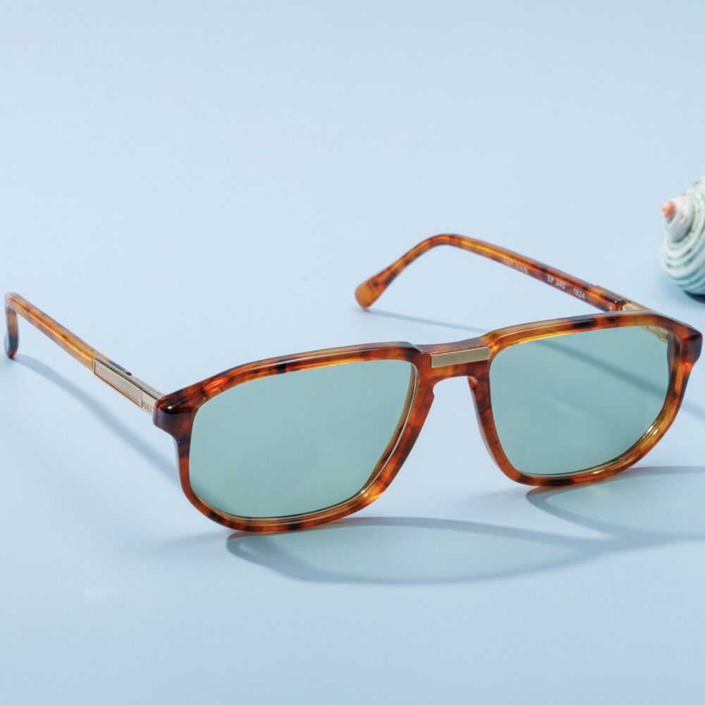 Lunettes de soleil vintage des années 70 de la marque Emilio Pucci. Monture en acier doré et acétate écaillé marron fabriquée main en Italie d'un savoir-faire lunetier authentique, avec des verres verts fantastiques.