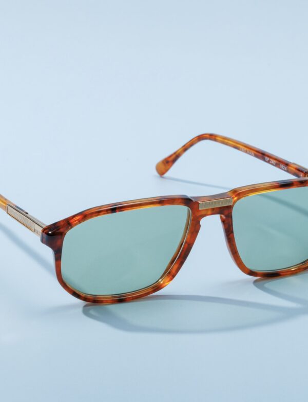 Lunettes de soleil vintage des années 70 de la marque Emilio Pucci. Monture en acier doré et acétate écaillé marron fabriquée main en Italie d'un savoir-faire lunetier authentique, avec des verres verts fantastiques.