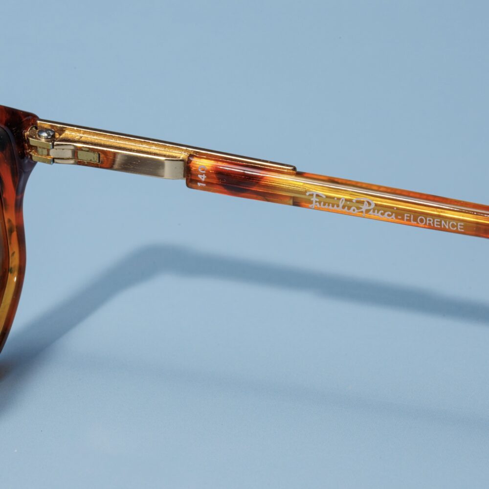 Lunettes de soleil vintage des années 70 de la marque Emilio Pucci. Monture en acier doré et acétate écaillé marron fabriquée main en Italie d'un savoir-faire lunetier authentique, avec des verres verts fantastiques.