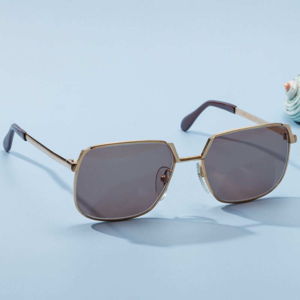 Lunettes de soleil vintage des années 60 de la marque Visuell. Monture en acier doré fabriquée main en France d'un savoir-faire lunetier authentique, avec des verres bruns fantastiques. Monture en acier argenté fabriquée main en France d'un savoir-faire lunetier authentique, avec des verres vert-turquoise fantastiques.