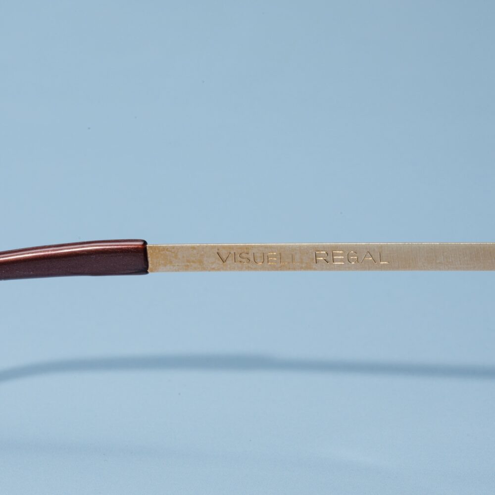 Lunettes de soleil vintage des années 60 de la marque Visuell. Monture en acier doré fabriquée main en France d'un savoir-faire lunetier authentique, avec des verres bruns fantastiques. Monture en acier argenté fabriquée main en France d'un savoir-faire lunetier authentique, avec des verres vert-turquoise fantastiques.