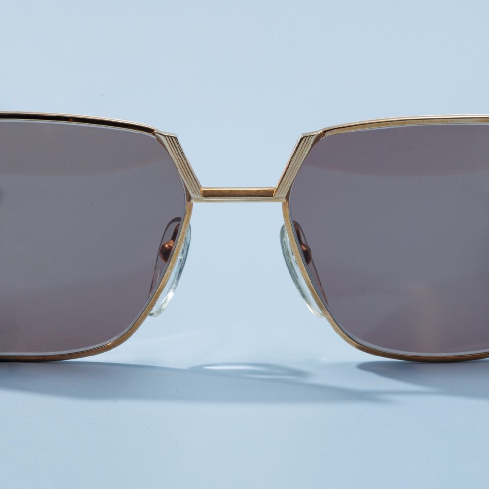 Lunettes de soleil vintage des années 60 de la marque Visuell. Monture en acier doré fabriquée main en France d'un savoir-faire lunetier authentique, avec des verres bruns fantastiques. Monture en acier argenté fabriquée main en France d'un savoir-faire lunetier authentique, avec des verres vert-turquoise fantastiques.