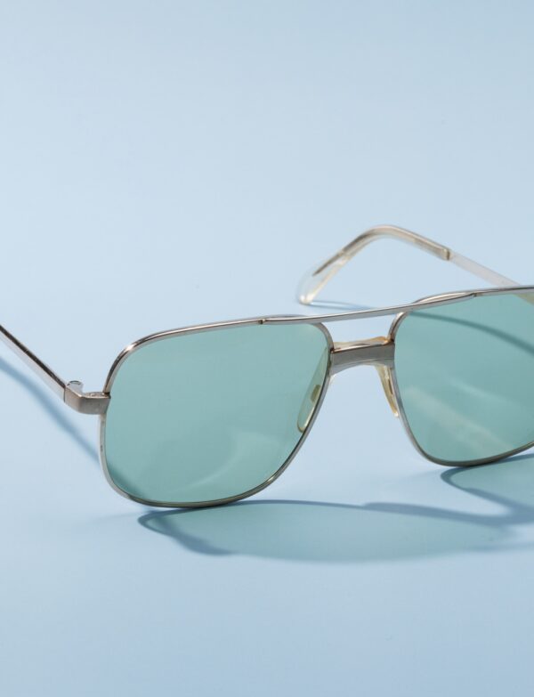 Lunettes de soleil aviateur vintage des années 60 de la marque Visuell. Monture en acier doré écaillé fabriquée main en France d'un savoir-faire lunetier authentique, avec des verres vert-turquoise fantastiques. Les lunettes Visuell sont tous fabriqués à la main, avec des matériaux soigneusement choisis.