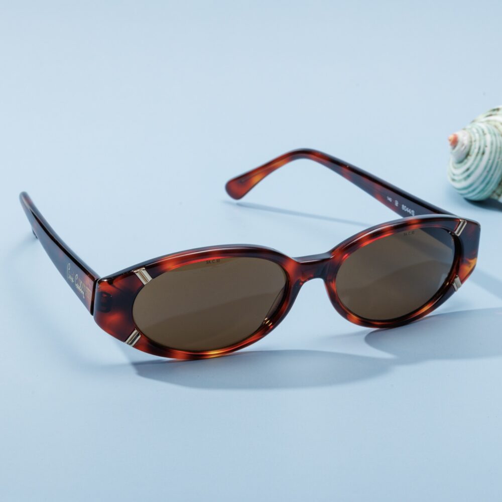 Lunettes de soleil vintage des années 80 de la marque emblématique Pierre Cardin. Monture en acétate écaillé marron et rouge fabriquée main en France d'un savoir-faire lunetier authentique, avec des verres bruns fantastiques.