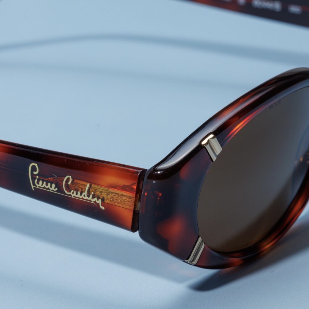 Lunettes de soleil vintage des années 80 de la marque emblématique Pierre Cardin. Monture en acétate écaillé marron et rouge fabriquée main en France d'un savoir-faire lunetier authentique, avec des verres bruns fantastiques.
