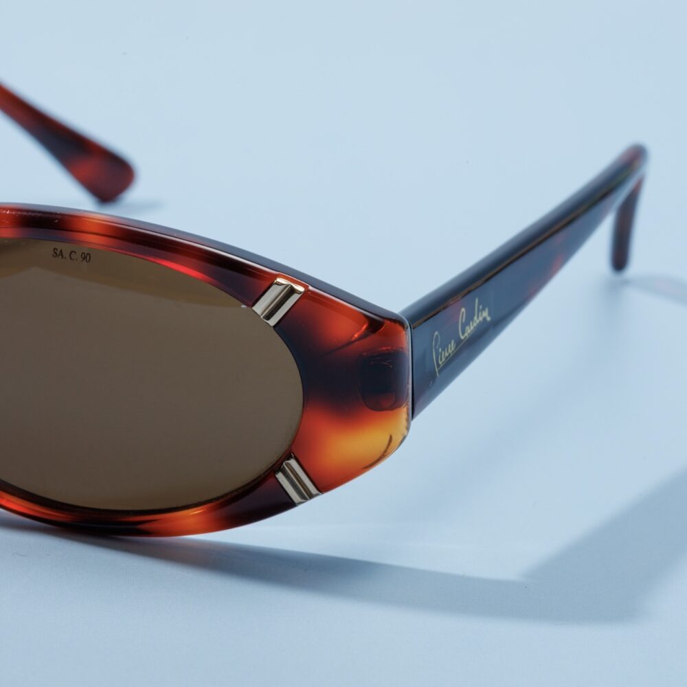 Lunettes de soleil vintage des années 80 de la marque emblématique Pierre Cardin. Monture en acétate écaillé marron et rouge fabriquée main en France d'un savoir-faire lunetier authentique, avec des verres bruns fantastiques.