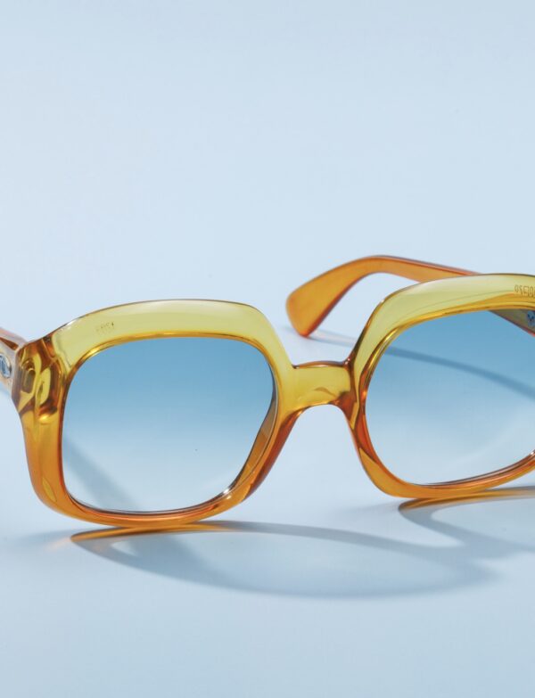 Lunettes de soleil vintage des années 60 de la prestigieuse maison de couture Christian Dior. Monture en acétate dégradé jaune et orange fabriquée main en France d'un savoir-faire lunetier authentique, avec des verres bleus fantastiques.