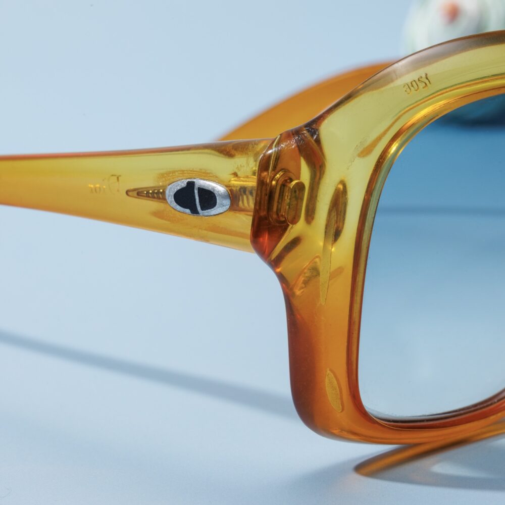 Lunettes de soleil vintage des années 60 de la prestigieuse maison de couture Christian Dior. Monture en acétate dégradé jaune et orange fabriquée main en France d'un savoir-faire lunetier authentique, avec des verres bleus fantastiques.