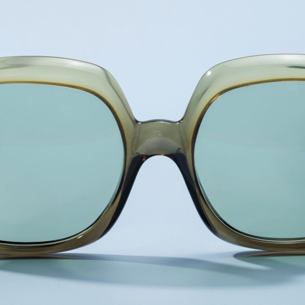 Lunettes de soleil vintage des années 60 de la prestigieuse maison de couture Christian Dior. Monture en acétate vert fabriquée main en France d'un savoir-faire lunetier authentique, avec des verres verts fantastiques. Les lunettes Dior sont tous fabriqués à la main, avec des matériaux soigneusement choisis.