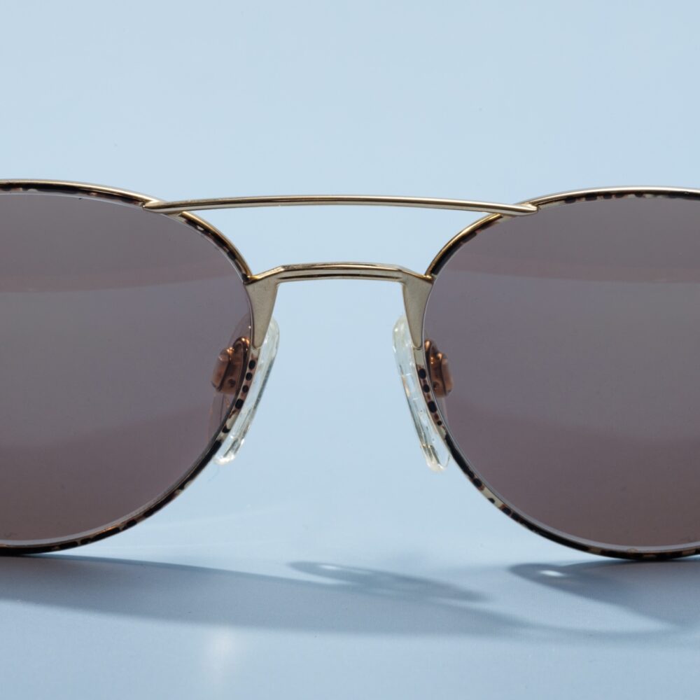 Lunettes de soleil vintage des années 70 de la marque Jaguar. Une monture en acier écaillé marron et doré, avec des verres de couleur bruns fantastiques. Un vrai bijou vintage.