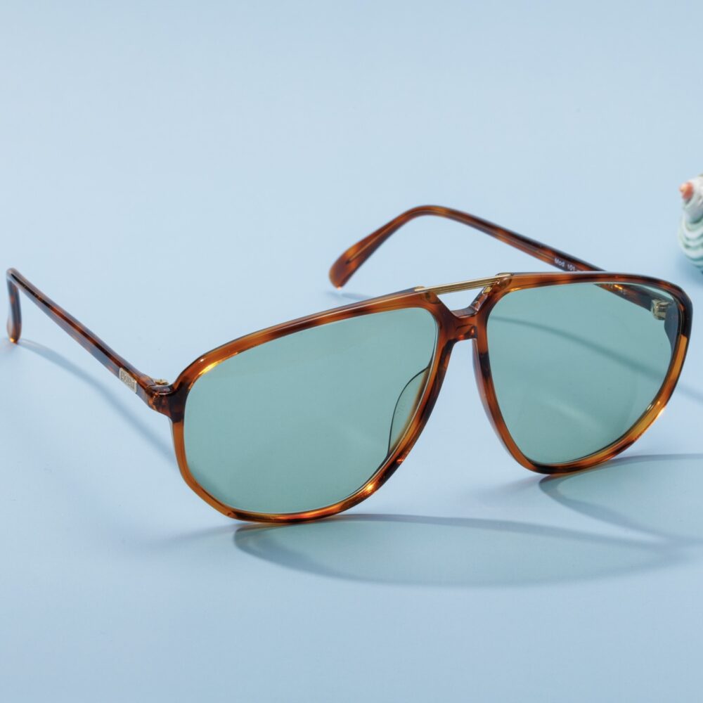 Lunettes de soleil vintages JAGUAR des années 70, forme aviateur. La monture est en acétate écaillé marron, avec des verres bleu-turquoise fantastiques.