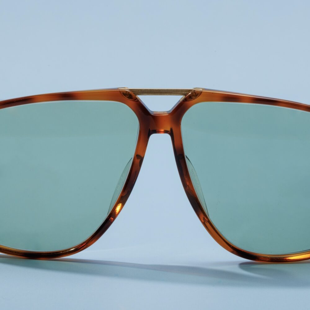 Lunettes de soleil vintages JAGUAR des années 70, forme aviateur. La monture est en acétate écaillé marron, avec des verres bleu-turquoise fantastiques.