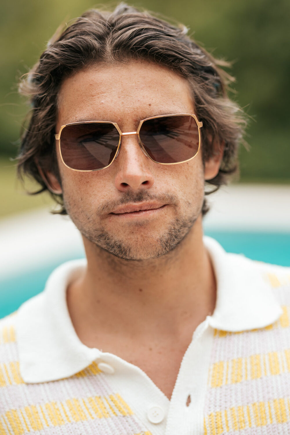 Lunettes de soleil vintage des années 60 de la marque Visuell. Monture en acier doré fabriquée main en France d'un savoir-faire lunetier authentique, avec des verres bruns fantastiques. Monture en acier argenté fabriquée main en France d'un savoir-faire lunetier authentique, avec des verres vert-turquoise fantastiques.